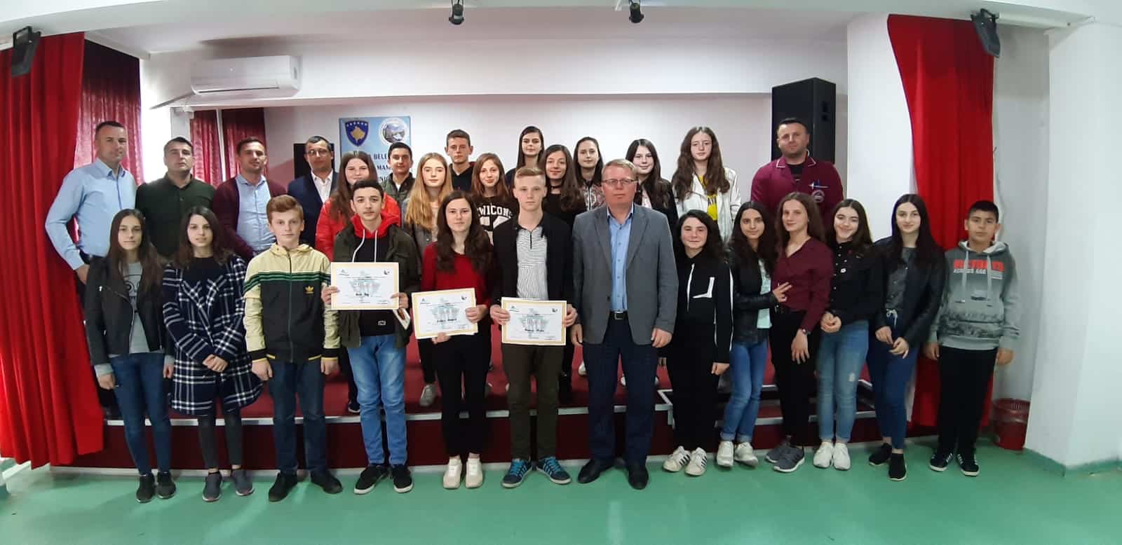 Fituesëve K.R.U Hidroregjioni Jugor Që Ka Mbajtur Kuizin Sa Dimë Per Uj Drejtori Shkollës Fillore ANADOLU i Shpërblen