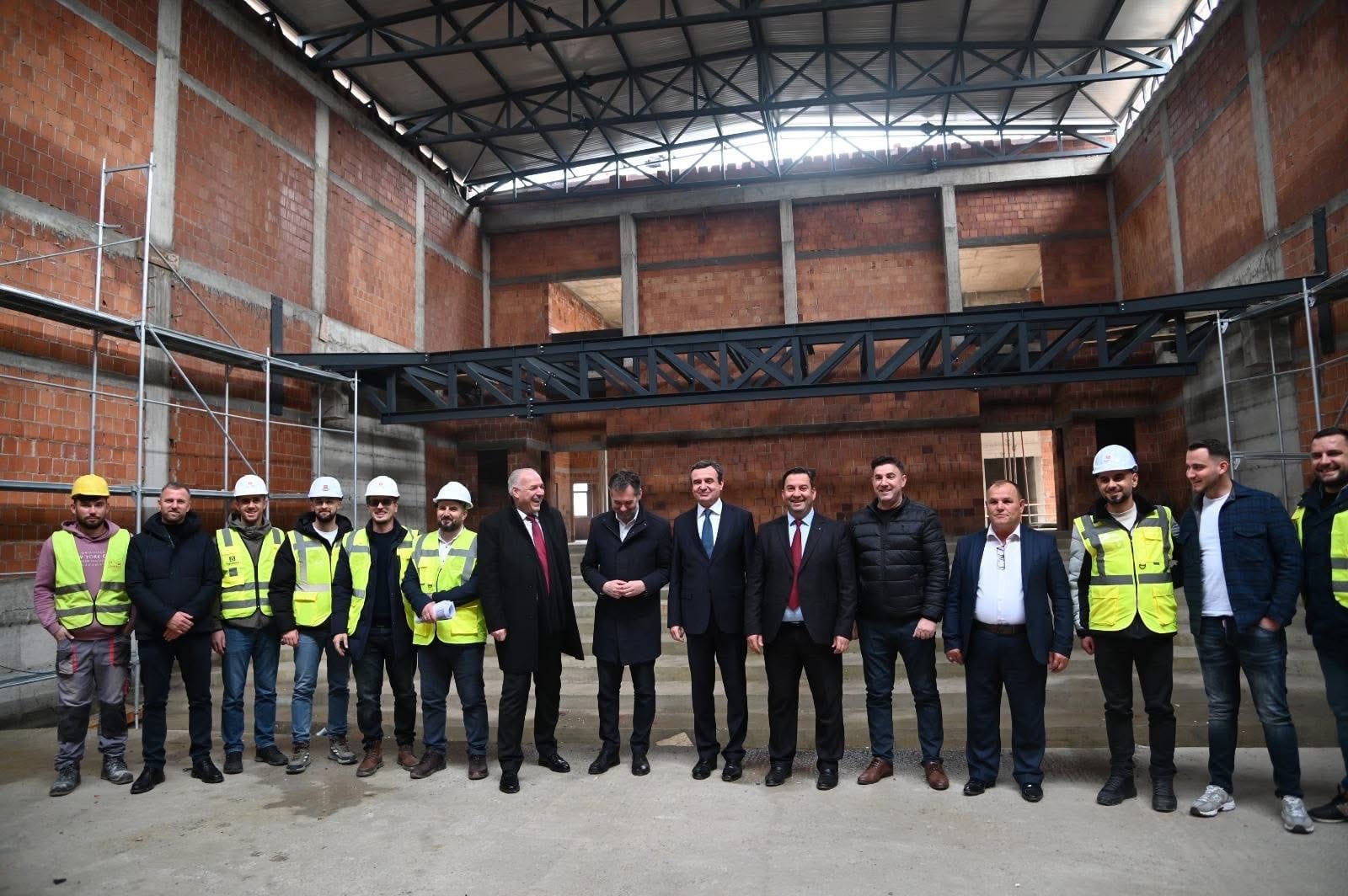 Kosova Kryeministri z. Albin Kurti, Ministri i Kulturës, Rinisë dhe Sportit z. Hajrulla Çeku dhe Ministri i Zhvillimit Rajonal z. Fikrim Damka kanë inspektuar në vend “Qendrën e Kulturës në Mamushë”