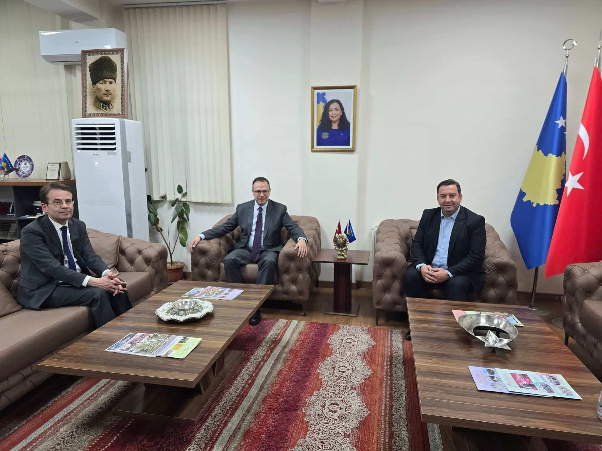 Vizita urimi nga Ambasadori Angılı dhe Konsulli i Përgjithshëm Topçu te Kryetari i Komunës së Mamushës