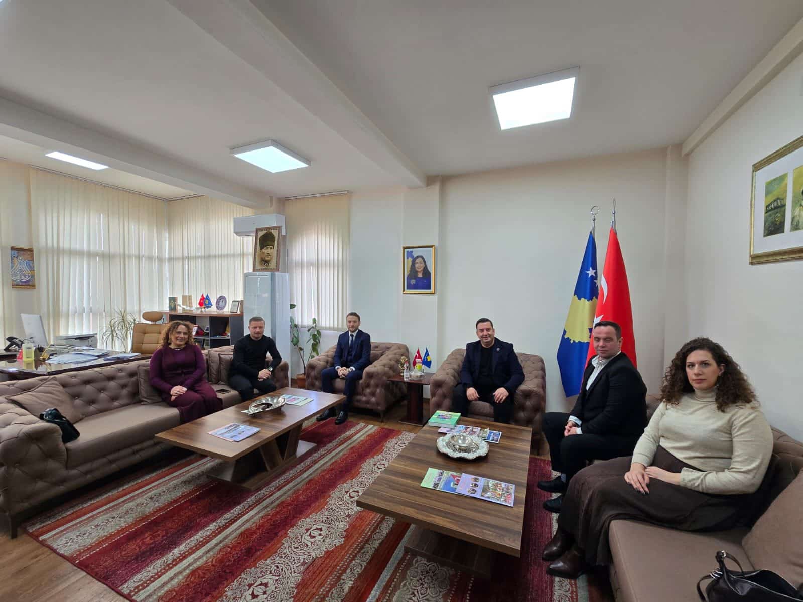 Belediye Başkanımız sn. Abdulhadi Krasnic’i, Türkiye Mezunları Derneği (TÜMED) Başkanı Sayın Semih Bilurdagi ve değerli yönetim kurulu üyeleri ziyaret etti.
