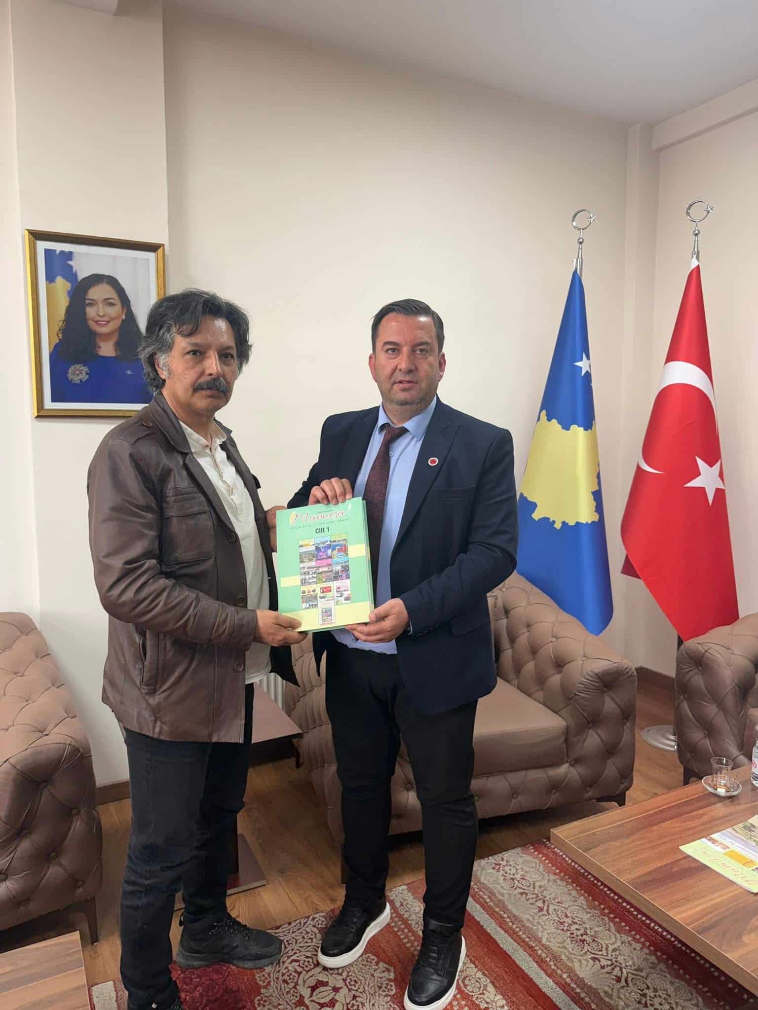 Sot, profesorët e Universitetit të Yalovës vizituan në zyrën e tij Kryetarin e Komunës sonë, z. Abdülhadi Krasniç.